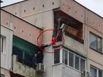 Извънредно! Дете увисна от балкон на 8-ия етаж