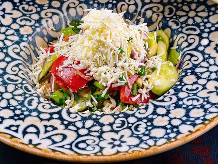 Цената на шопската салата стигна цената на килограм месо