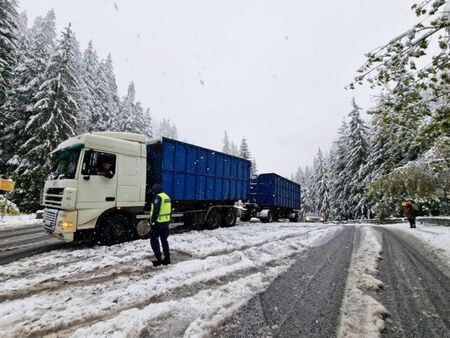 През април сняг затрупа Родопите, а тир блокира участък край Стойките