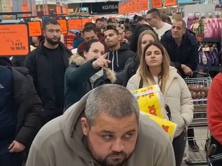 Голяма верига обяви среднощно намаление на картофи, свинско и тоалетна хартия, хиляди клиенти едва не се сбиха