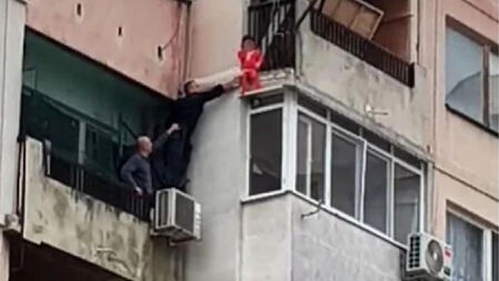 Има хипотеза, че детето в Ямбол е оставено умишлено само на терасата