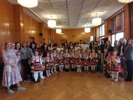Лазарки от ДГ „Раковина“ внесоха празнично настроение в Съдебната палата в Бургас