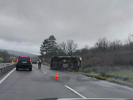 Бус се обърна на пътя Созопол-Бургас (СНИМКА)