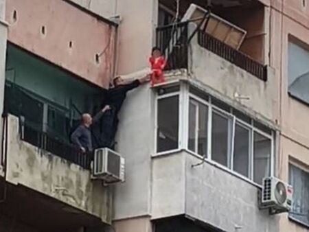 Съседи в Ямбол не знаели за второто дете, проверка разкри тежки условия в дома