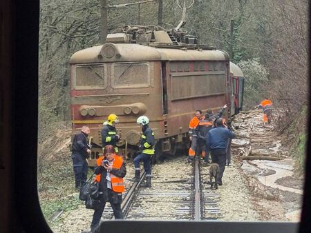 Паднала скална маса дерайлира влак между Радунци и Дъбово, движението по линията е спряно