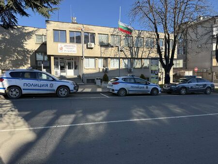 Извънредно! В Царево ври, десетки тръгват на протест пред полицията, твърдят, че са бити