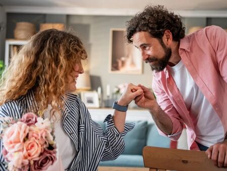 В Испания вече e сексуално посегателство да целунеш ръка на жена