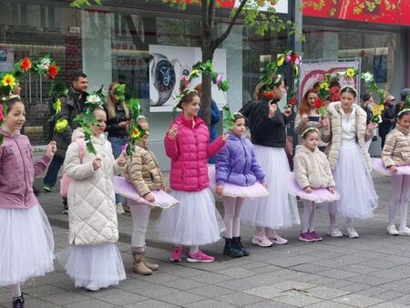 Цветно шествие по „Богориди“ и изработка на 3D цветя на терасата до „Морско казино“ превръщат Бургас в празник на пролетта за Цветница