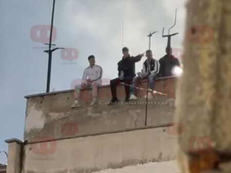 Опасна игра на покрива на 21-етажен блок в София