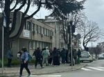 Очаква се струпването пред сградата да расте още