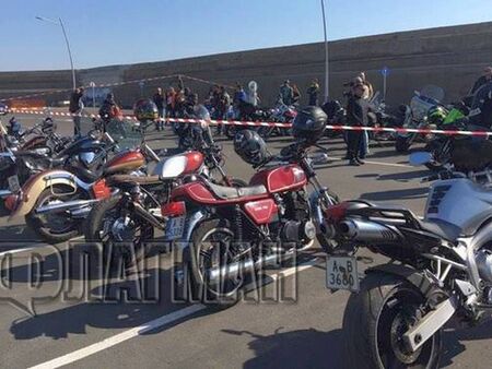 Бургаските рокери откриваха сезон 2026 с рев на мощни "зверове" и каскади пред мол "Бургас Плаза"