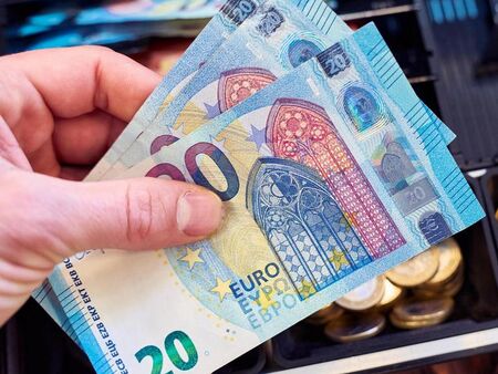 Утре Маргарита Петкова представя премиерно новата си книга „Тъй рече Виктор“ в Бургас