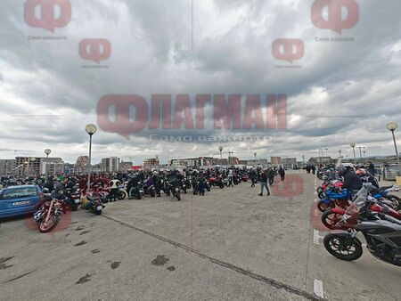 Бургаските рокери откриваха сезон 2026 с рев на мощни "зверове" и каскади пред мол "Бургас Плаза"