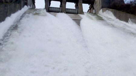 Река Росица излезе от коритото си, яз. „Александър Стамболийски“ прелива