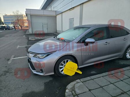 Внимание, наказателна акция! Хипермаркет в Бургас наказва със скоби, шофьори ползвали паркинга като свой