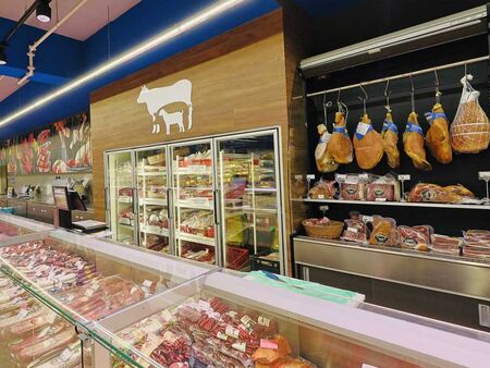 В Janet агнешкото е българско и прясно със син печат, а яйцата от родни  ферми са на топ цени