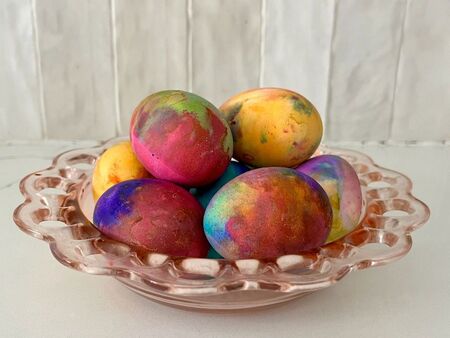 Само с оцет и сода стават най-красивите великденски яйца! Пъстри като дъга, а е много лесно!