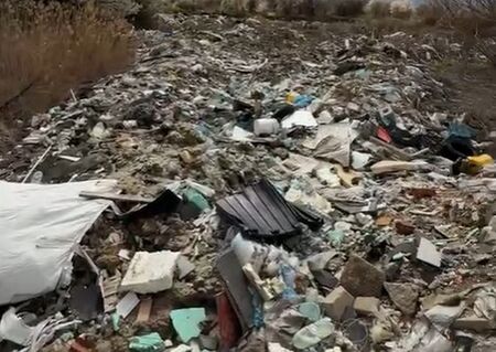 Тонове отпадъци затрупват езерата край Долни Богров в зона от Натура 2000