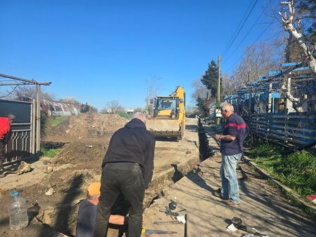 ВиК ремонт блокира достъпа до цяла улица в Черноморец (ВИДЕО)