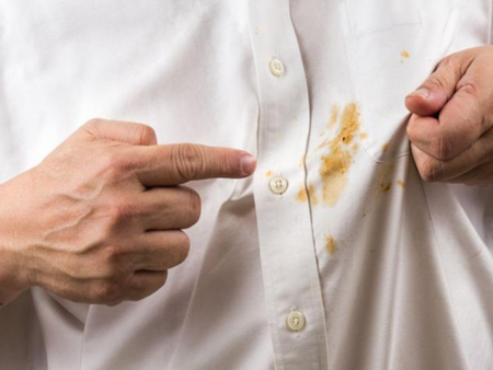 Петна по дрехите: как да ги премахнем лесно и без излишни усилия