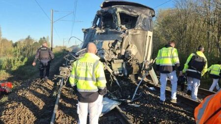 Високоскоростен влак се сблъска с камион, машинистът загина