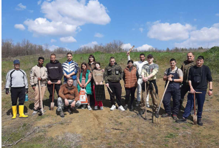 Горски служители от Нова Загора и ученици залесяваха край село Научене