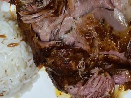 Тайната на съвършената агнешка плешка: Пече се 7 часа и се реже с лъжица – толкова е крехка!