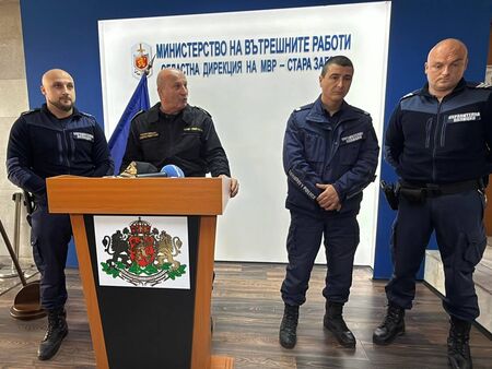 Полицаи свалиха униформите си, за да спасят мъж, опитал да се самоубие