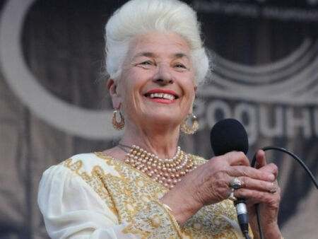 Изписали Янка Рупкина от болница, за да умре в дома си