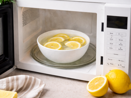 Как да почистим микровълновата само с вода и лимон - лесен домашен трик