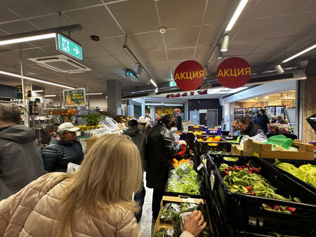 Луда надпревара за великденските промоции в хипермаркетите в Бургас (СНИМКИ)