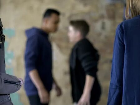 Масов бой между непълнолетни в училище заради любовен триъгълник