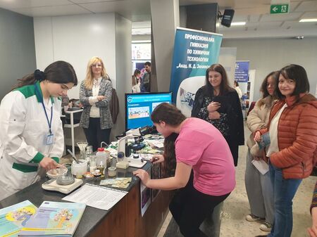 Първото издание на националния форум „Парад на професиите“ в Бургас премина при силен интерес от родители, ученици и работодатели