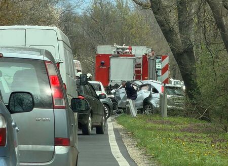 Мъж загина след челен сблъсък с дърво на Подбалканския път (СНИМКИ)