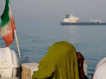 Иран: Не повече от 15 кораба на ден ще преминават през Ормузкия проток