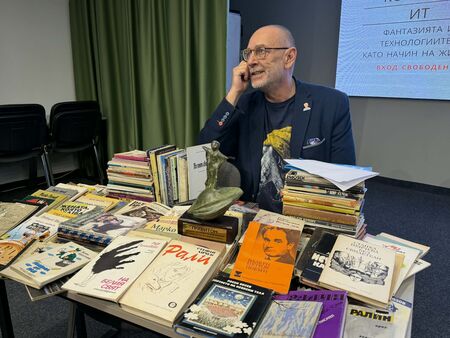 Любен Дилов дари 500 книги с автографи за Бургас, възстановяват и наградата „Гравитон“