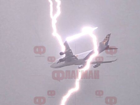 Товарен Boeing 747 на Atlas Air е попаднал в зона с гръмотевична активност малко след излитането