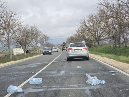 Бутилки с вода паднаха от камион и осеяха пътя Руен-Провадия в Айтоския проход (СНИМКИ)