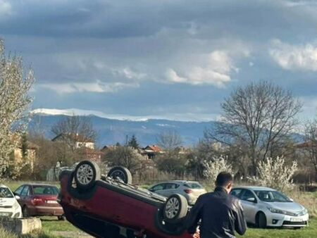 Лудница на мач в България: Обърнаха колата на съдия