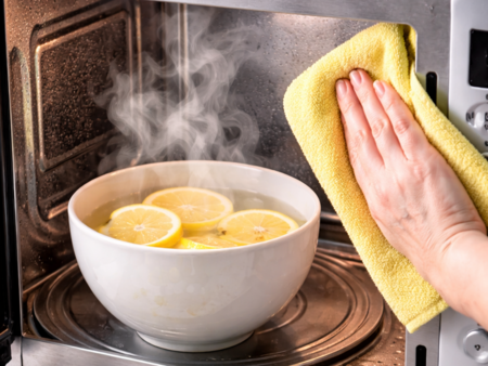 Как да почистите микровълновата за минути