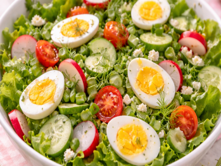 Празнична великденска салата с яйца и свежи зеленчуци - лесна рецепта