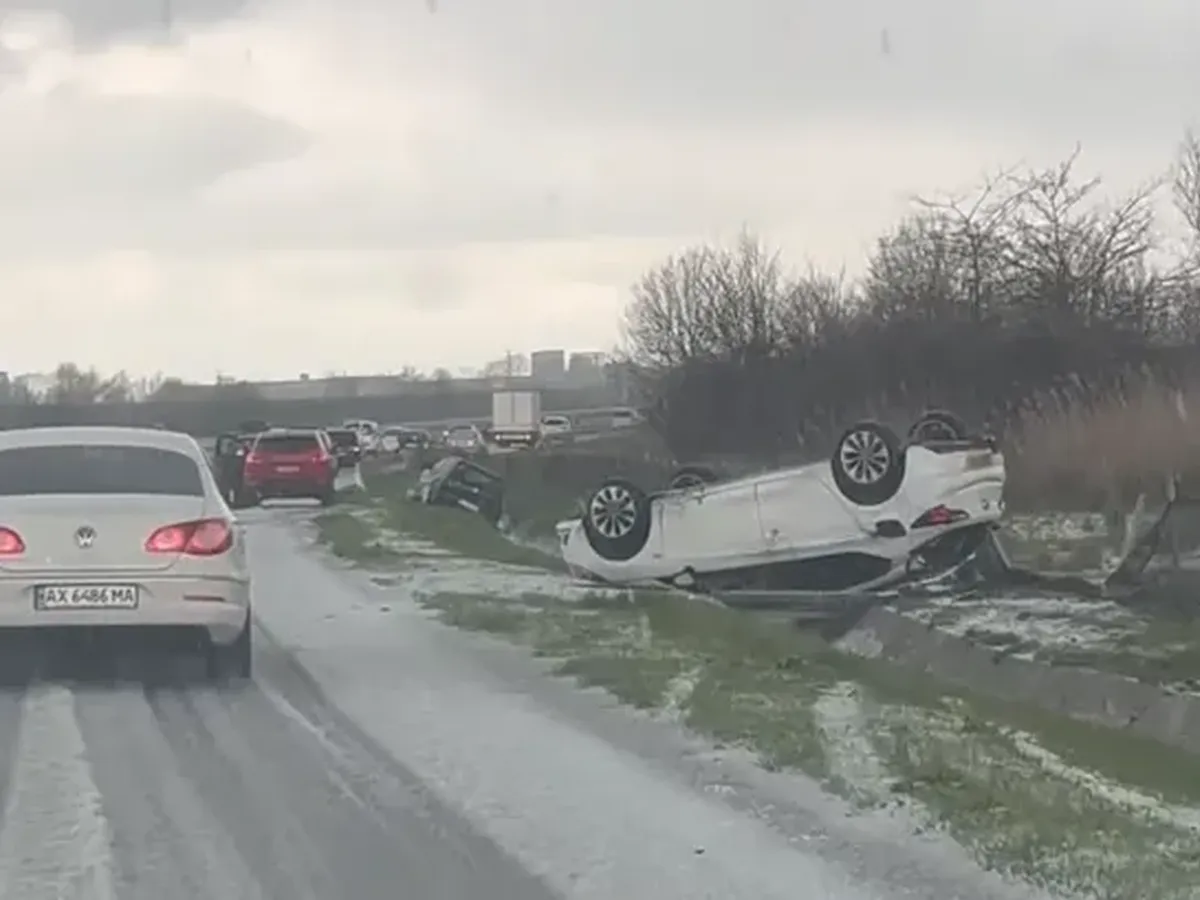 По първоначална информация причината за произшествието е рязката промяна във времето, довела до влошено сцепление между гумите и настилката