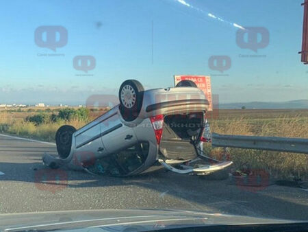 Инцидент на АМ Тракия кола се обърна по таван