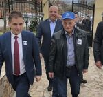 Ахмед Доган бе посрещнат от водача на бургаската листа Севим Али, а зад него е съпредседателят на АПС Димитър Николов