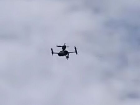 Говорещ дрон лети над Северния плаж от 30 минути, стресира бургазлии