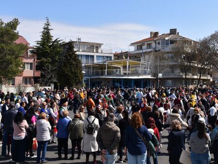 Поморие посрещна най-големия християнски празник с богата програма