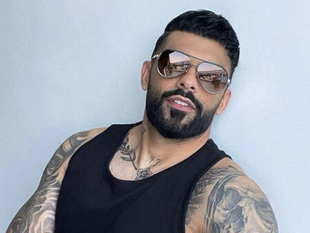 Меди се появи на участие с ботуши на ток