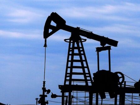 Задълбочава ли се кризата? Цената на петрола отново скочи над 100 долара за барел