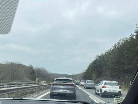 Интензивен трафик в последния празничен ден, катастрофи блокираха входа на столицата