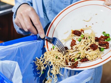 Изхвърляме храна за 300 евро годишно: Тези данни ще ви изумят!